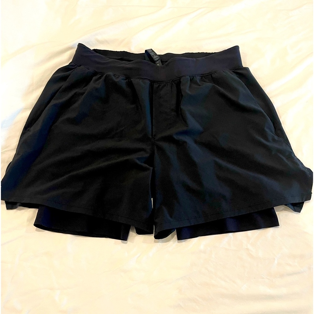 Lululemon vented tennis short 6”- size L in black